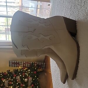 Target Cowgirl Western White and Cream Boots Size 9.5